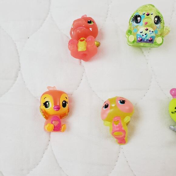 Hatchimals Lot Of 24 Assorted Colorful Mini Figures Sparkle Glitter Wings Moose - Picture 7 of 9